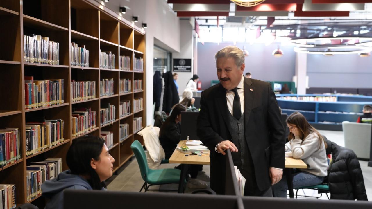 GENÇLER, MELİKGAZİ’NİN AKIL KÜPÜ KÜTÜPHANELERİNDE, GELECEĞE EN İYİ ŞEKİLDE HAZIRLANIYOR