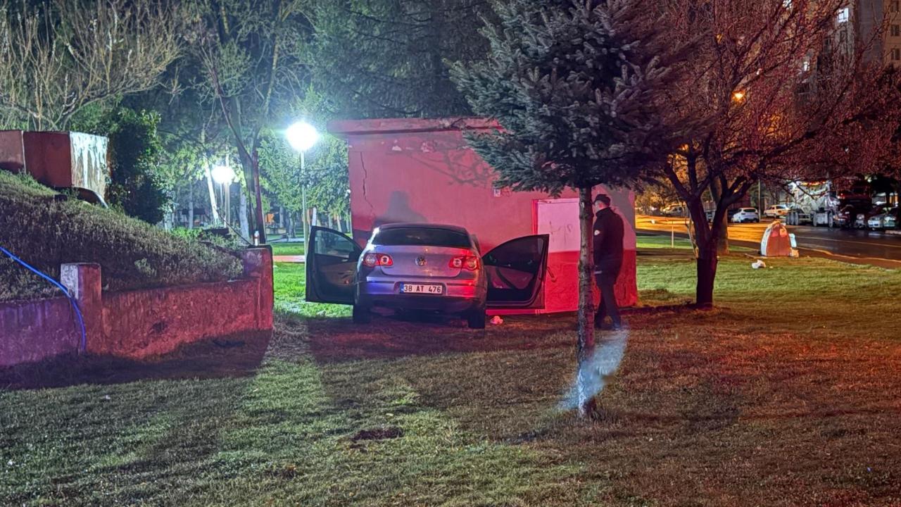 OTOMOBİL DEPO DUVARINA ÇARPTI