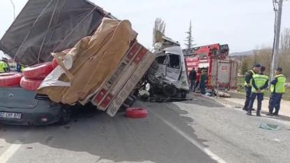 ZİNCİRLEME KAZA: 1'İ AĞIR 5 YARALI