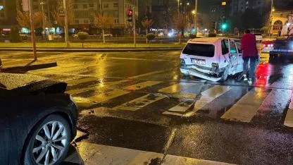ALKOLLÜ SÜRÜCÜ KIRMIZI IŞIKTA BEKLEYEN OTOMOBİLE ÇARPTI: 1 YARALI