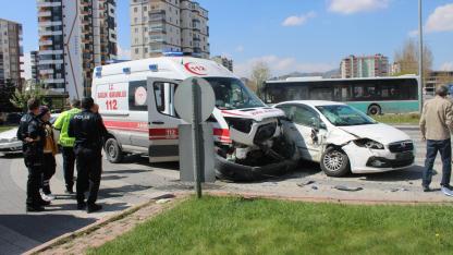 AMBULANS İLE OTOMOBİL ÇARPIŞTI