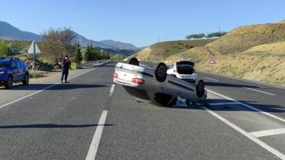 OTOMOBİL TAKLA ATIP TERS DÖNDÜ