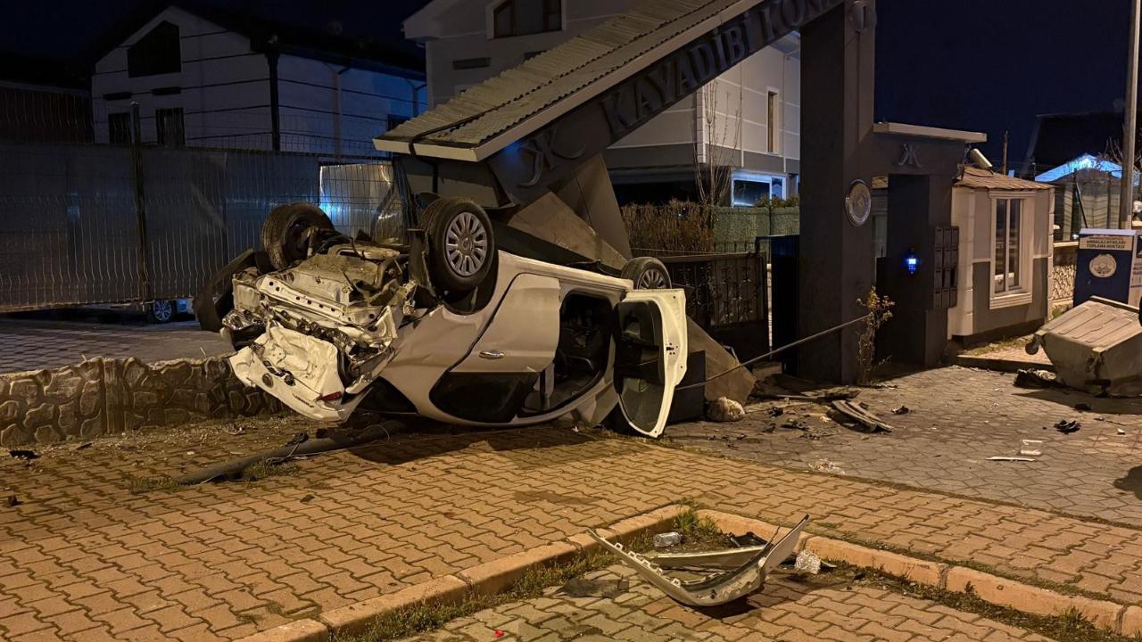 TAKLA ATAN OTOMOBİL SİTENİN GİRİŞİNİ YIKTI: 1 YARALI