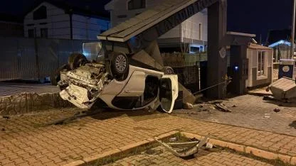 TAKLA ATAN OTOMOBİL SİTENİN GİRİŞİNİ YIKTI