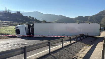 TIR DEVRİLDİ, KAYSERİ-SİVAS YOLUNDA UZUN ARAÇ KUYRUĞU OLUŞTU