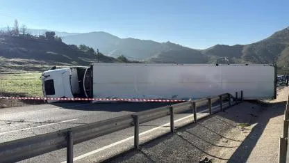 TIR DEVRİLDİ, KAYSERİ-SİVAS YOLUNDA UZUN ARAÇ KUYRUĞU OLUŞTU