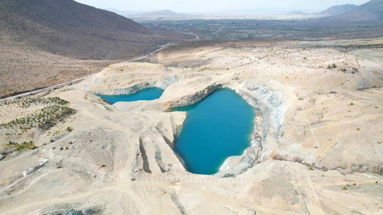 TOMARZA'NIN DOĞA HARİKASI MAVİ GÖL, GÖRENLERİ ETKİLİYOR