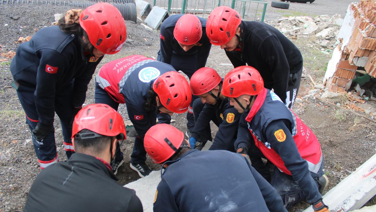 ÜNİVERSİTE ÖĞRENCİLERİ, KIBRIS'TA YAPILACAK ARAMA KURTARMA OYUNLARI'NA HAZIRLANIYOR