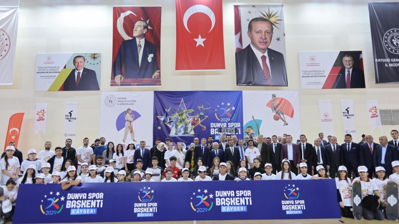 BÜYÜKKILIÇ, UÇAN KAYKAY PROJESİ’NDE GENÇLERLE BULUŞTU