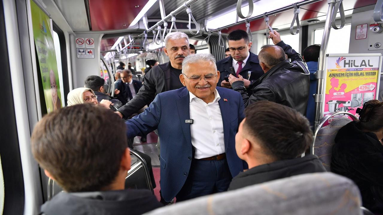 BÜYÜKKILIÇ’TAN TRAMVAYDA SICAK VE SAMİMİ YOLCULUK
