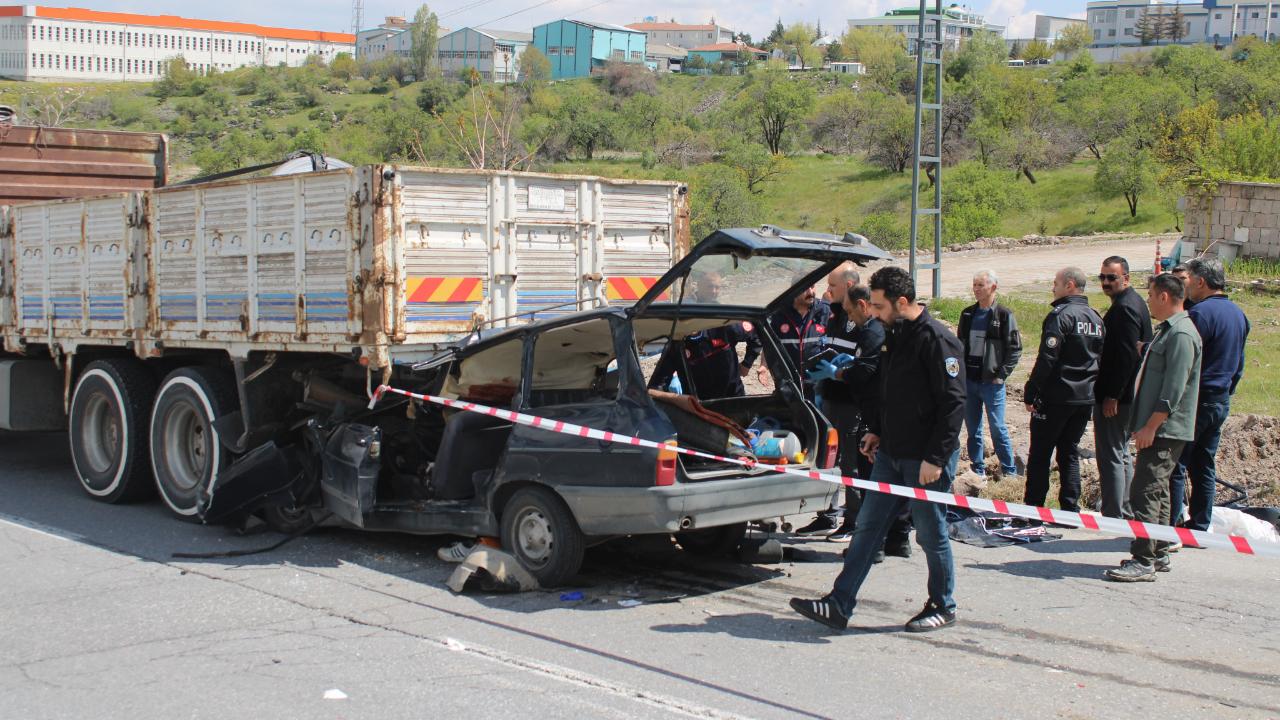 KAMYONUN ALTINA GİREN OTOMOBİLDEKİ ANNE ÖLDÜ, OĞLU AĞIR YARALANDI