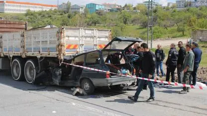 KAMYONUN ALTINA GİREN OTOMOBİLDEKİ ANNE ÖLDÜ, OĞLU AĞIR YARALANDI
