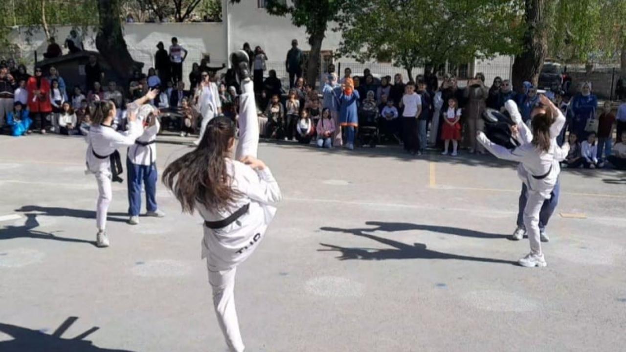OKUL OKUL GEZİP SPORU SEVDİRİYORLAR