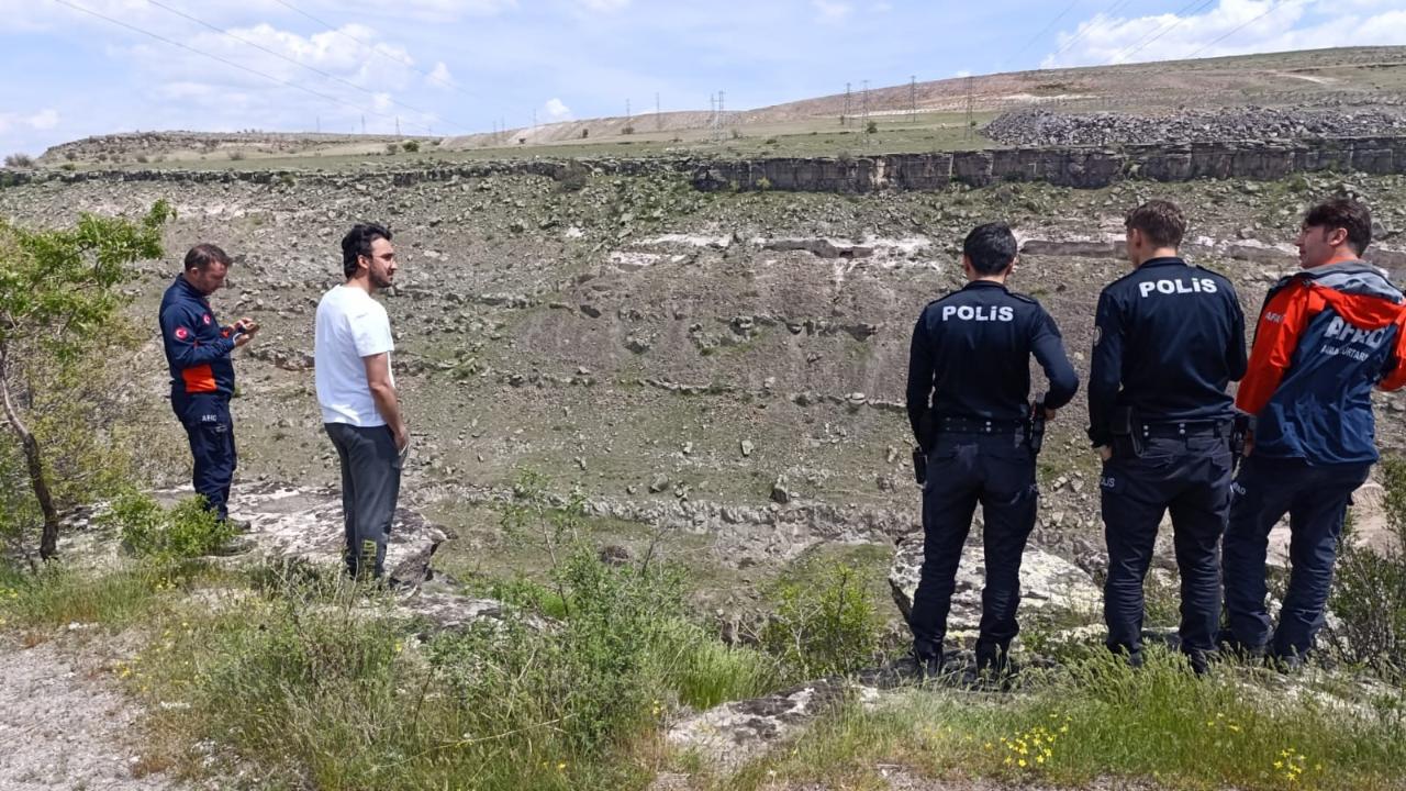 VİYADÜKTE MAHSUR KALAN GENÇ KURTARILDI