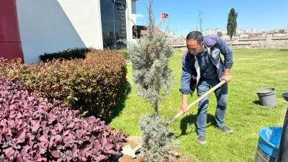 OKUL BAHÇESİ LAVANTA VE GÜLLERLE DONATILDI