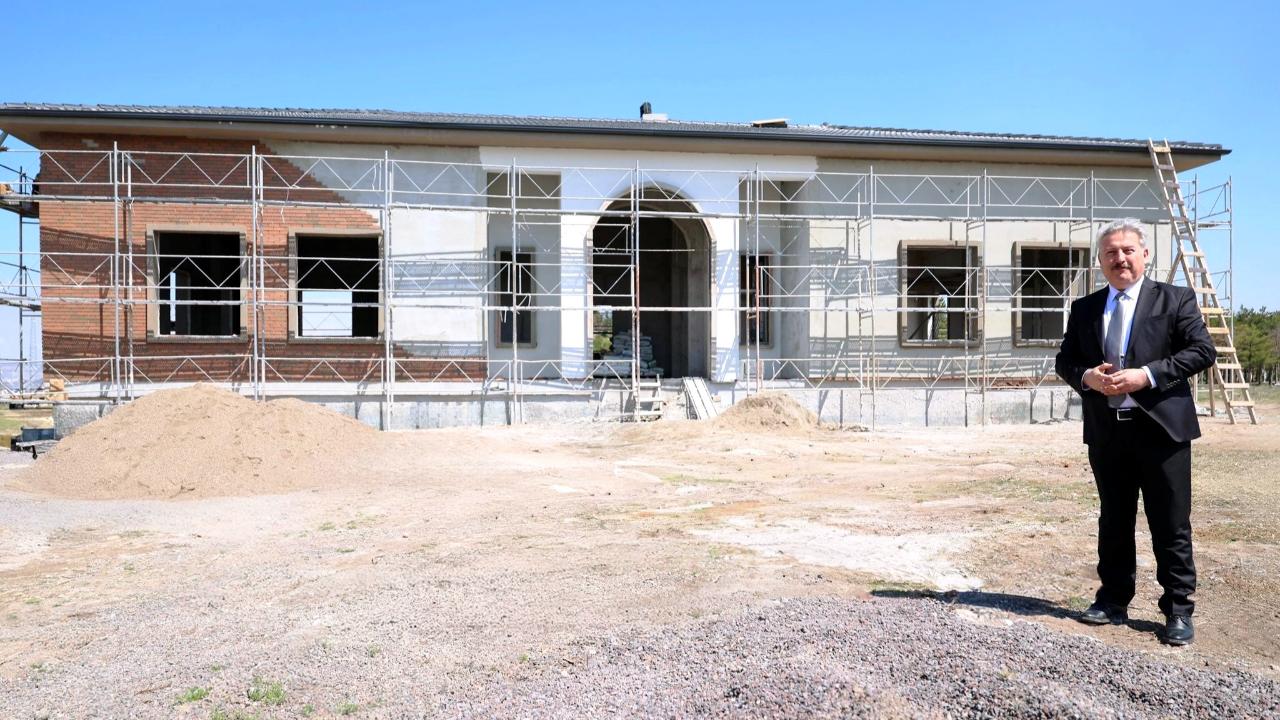 SELÇUKLU MAHALLESİ’NİN ÇOK AMAÇLI SOSYAL TESİSİ HIZLA YÜKSELİYOR
