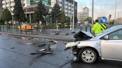 TİCARİ TAKSİYLE OTOMOBİL ÇARPIŞTI: 2 YARALI