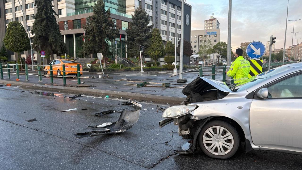 TİCARİ TAKSİYLE OTOMOBİL ÇARPIŞTI: 2 YARALI