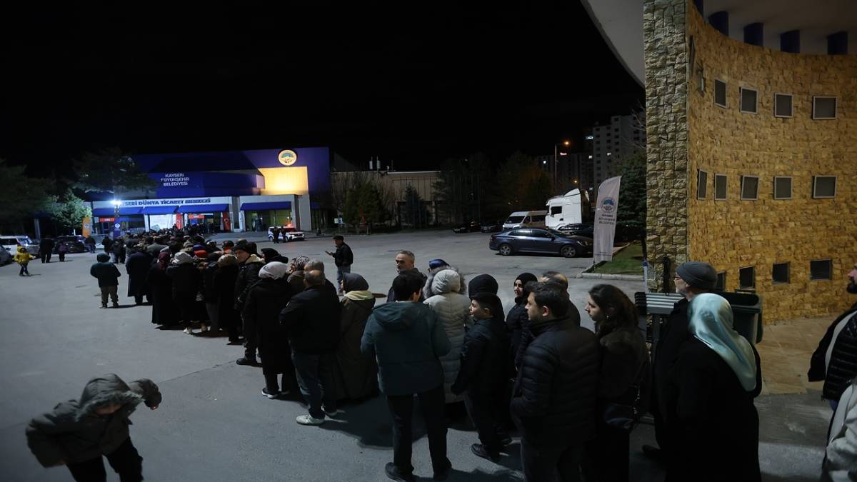 BÜYÜKKILIÇ, KUTSAL EMANETLER SERGİSİNDE KAYSERİLİLERLE BİR ARAYA GELDİ