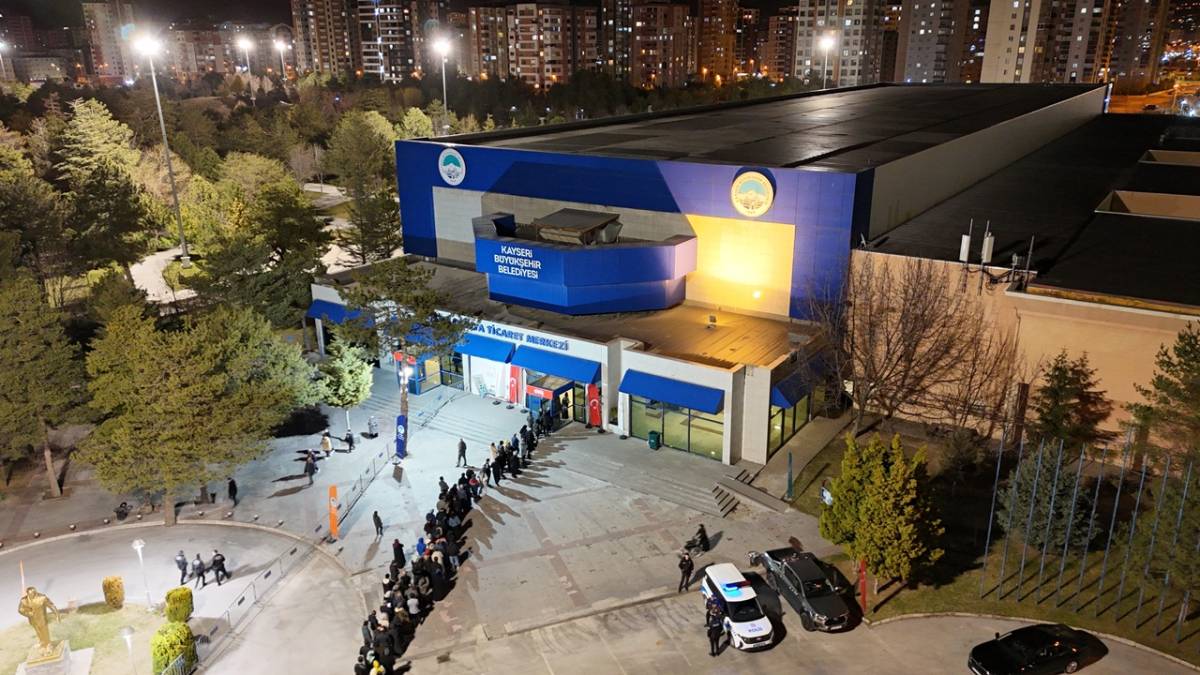 BÜYÜKKILIÇ, KUTSAL EMANETLER SERGİSİNDE KAYSERİLİLERLE BİR ARAYA GELDİ