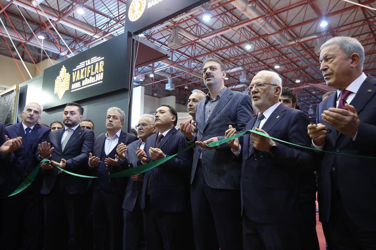 BÜYÜKKILIÇ, “KUTSAL EMANETLER VE VAKIF ESERLERİ SERGİSİ”NİN AÇILIŞINA KATILDI