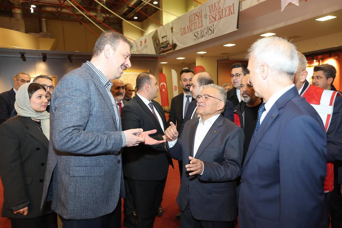 BÜYÜKKILIÇ, “KUTSAL EMANETLER VE VAKIF ESERLERİ SERGİSİ”NİN AÇILIŞINA KATILDI