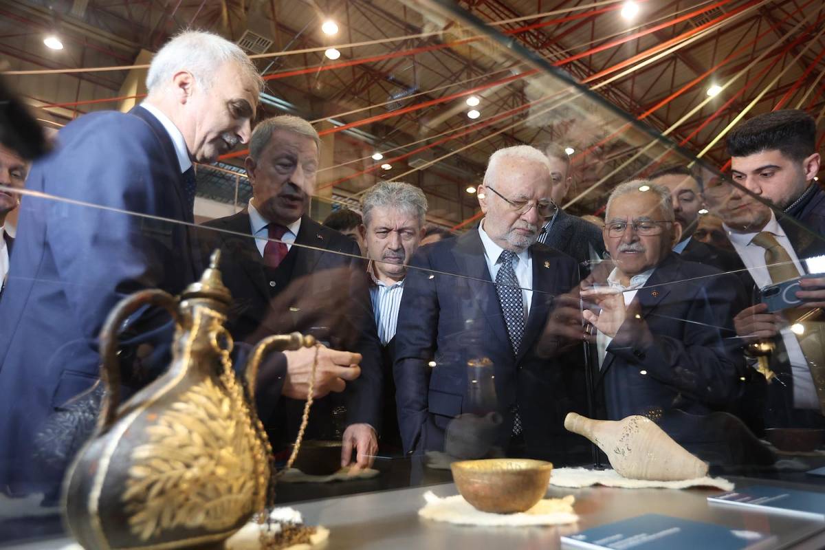 BÜYÜKKILIÇ, “KUTSAL EMANETLER VE VAKIF ESERLERİ SERGİSİ”NİN AÇILIŞINA KATILDI