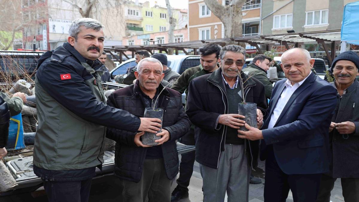 YAHYALI’DA ORMAN HAFTASI FİDAN DAĞITIMIYLA KUTLANDI