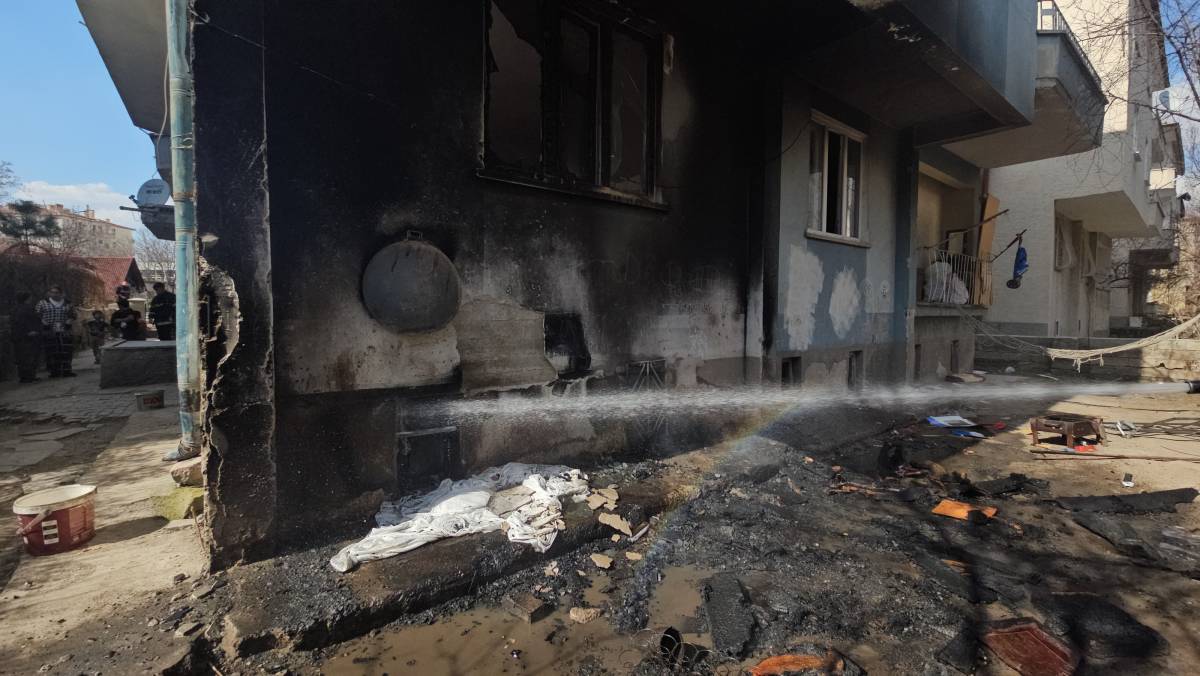 POLİS YANGININ BÜYÜMESİNİ ÖNLEDİ