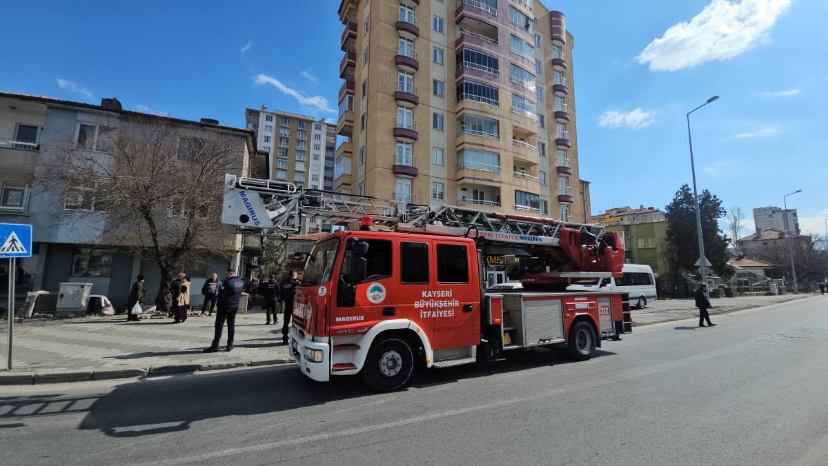 POLİS YANGININ BÜYÜMESİNİ ÖNLEDİ