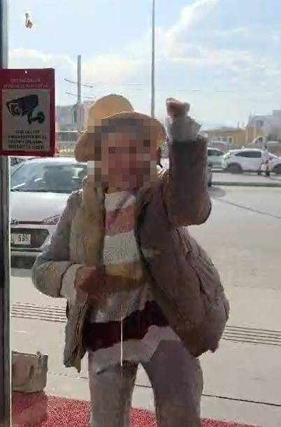 FARK ÜCRETİ VERMEK İSTEMEYEN KADIN ECZANEYE TAŞLA SALDIRDI