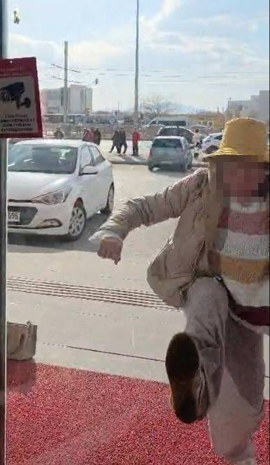 FARK ÜCRETİ VERMEK İSTEMEYEN KADIN ECZANEYE TAŞLA SALDIRDI