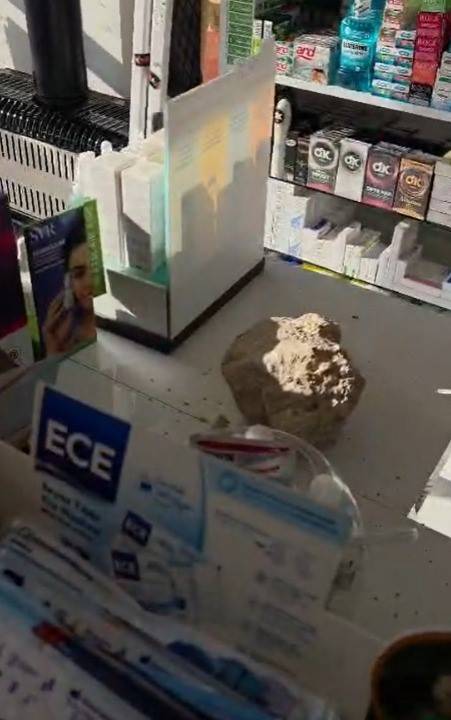 FARK ÜCRETİ VERMEK İSTEMEYEN KADIN ECZANEYE TAŞLA SALDIRDI