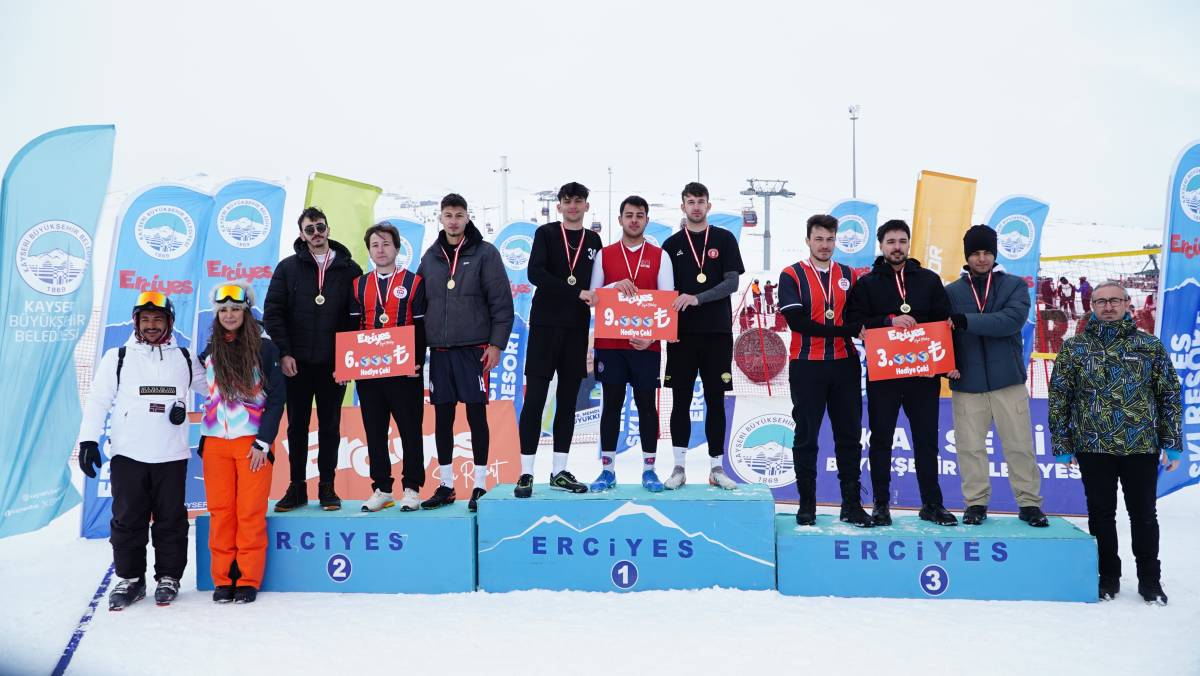 ERCİYES'TE KAR VOLEYBOLU HEYECANI