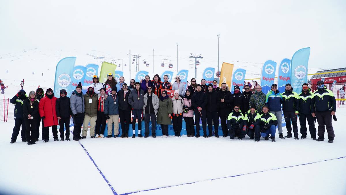 ERCİYES'TE KAR VOLEYBOLU HEYECANI