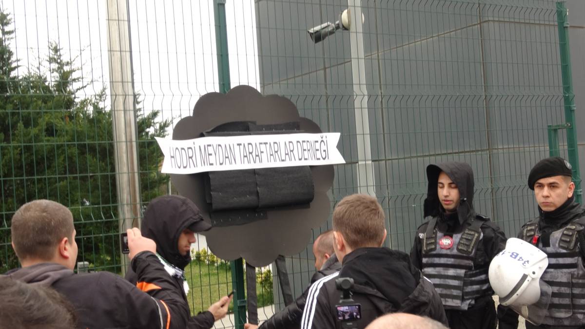 KOCAELİSPOR TARAFTARLARI, TFF ÖNÜNE SİYAH ÇELENK BIRAKTI