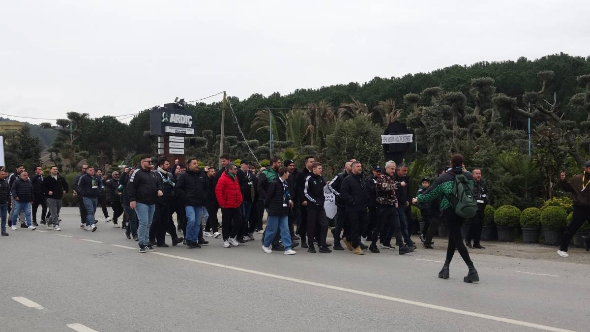 KOCAELİSPOR TARAFTARLARI, TFF ÖNÜNE SİYAH ÇELENK BIRAKTI