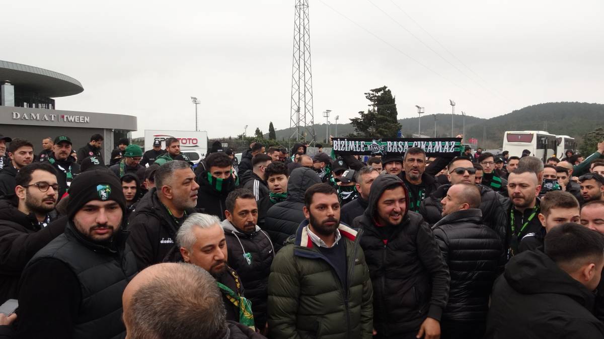 KOCAELİSPOR TARAFTARLARI, TFF ÖNÜNE SİYAH ÇELENK BIRAKTI