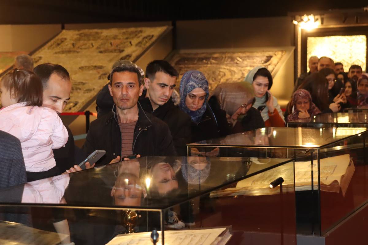 KAYSERİLİLER ‘KUTSAL EMANETLER'E KOŞTU