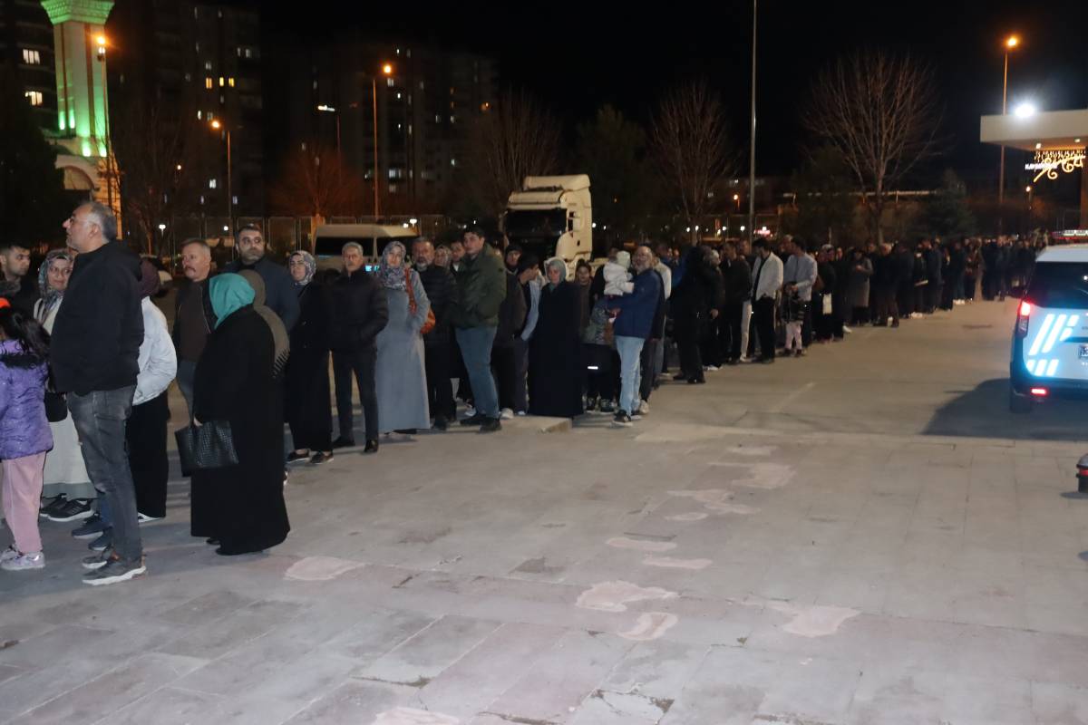 KAYSERİLİLER ‘KUTSAL EMANETLER'E KOŞTU