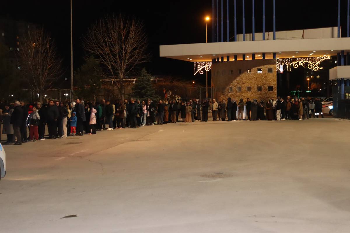 KAYSERİLİLER ‘KUTSAL EMANETLER'E KOŞTU