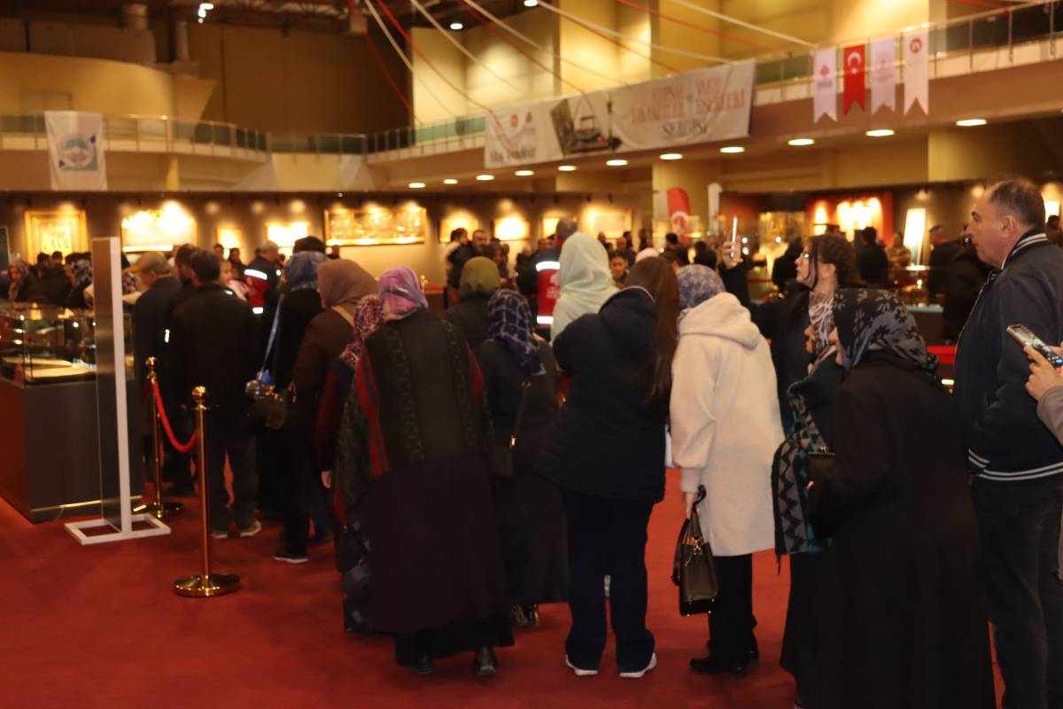 KAYSERİLİLER ‘KUTSAL EMANETLER'E KOŞTU