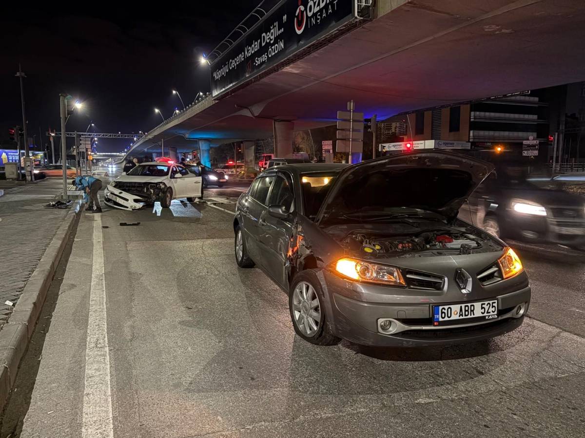 İKİ OTOMOBİL ÇARPIŞTI: 1 YARALI