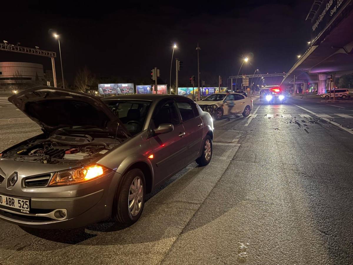 İKİ OTOMOBİL ÇARPIŞTI: 1 YARALI