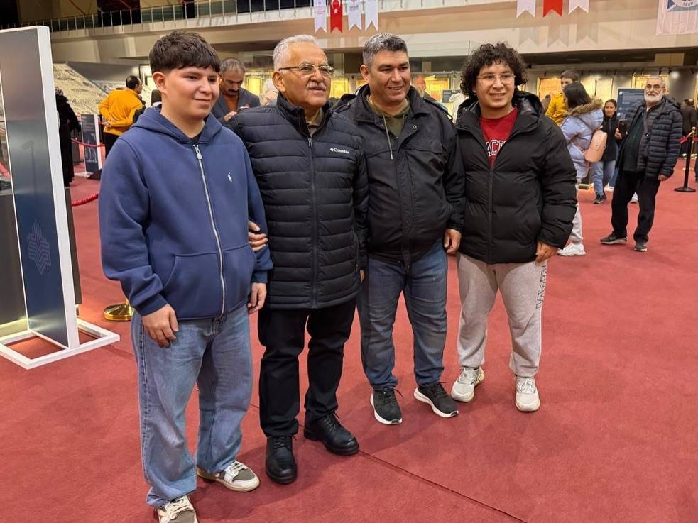 BÜYÜKKILIÇ, KUTSAL EMANETLER SERGİSİNDE KAYSERİLİLERLE BİR ARAYA GELDİ