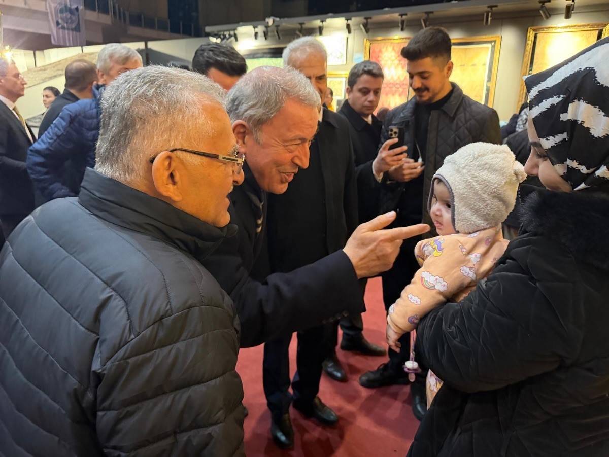 BÜYÜKKILIÇ, KUTSAL EMANETLER SERGİSİNDE KAYSERİLİLERLE BİR ARAYA GELDİ