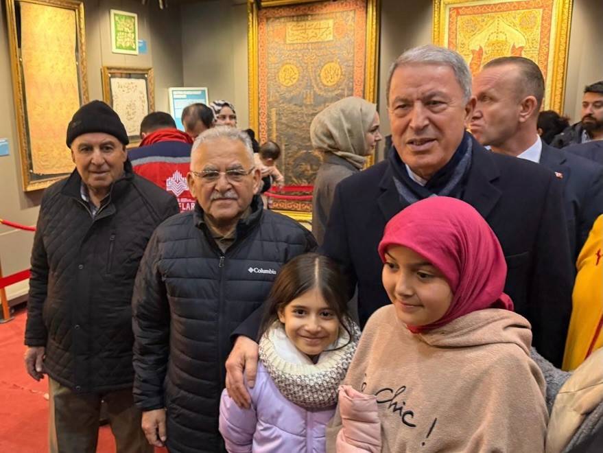 BÜYÜKKILIÇ, KUTSAL EMANETLER SERGİSİNDE KAYSERİLİLERLE BİR ARAYA GELDİ