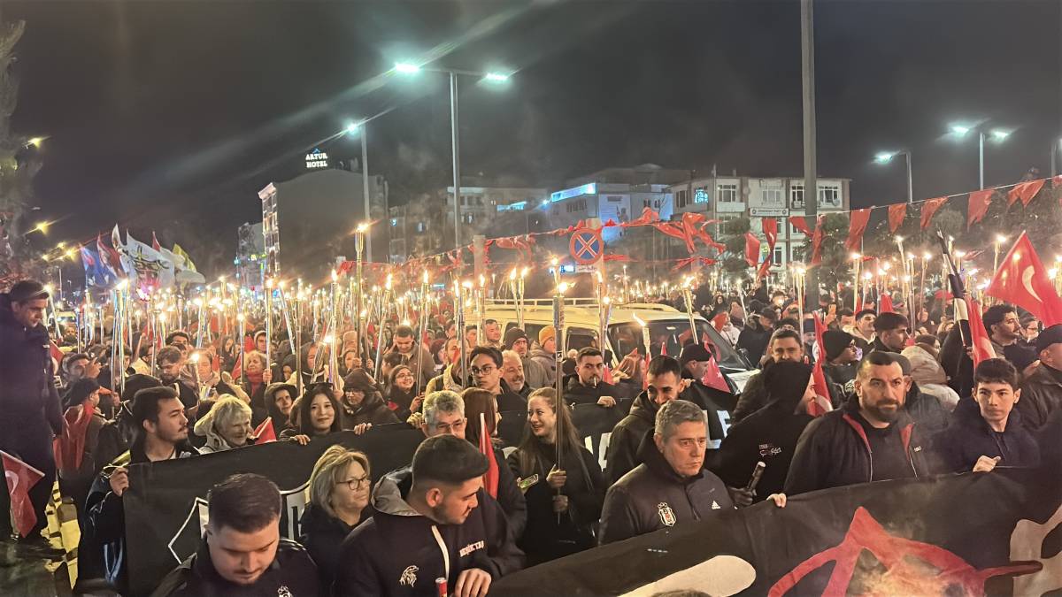 MEŞALELER ÇANAKKALE ŞEHİTLERİ İÇİN YANDI