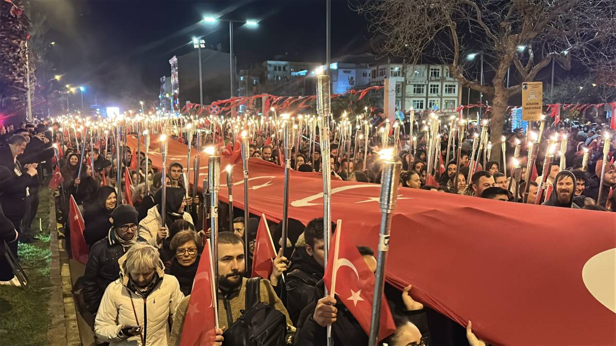MEŞALELER ÇANAKKALE ŞEHİTLERİ İÇİN YANDI