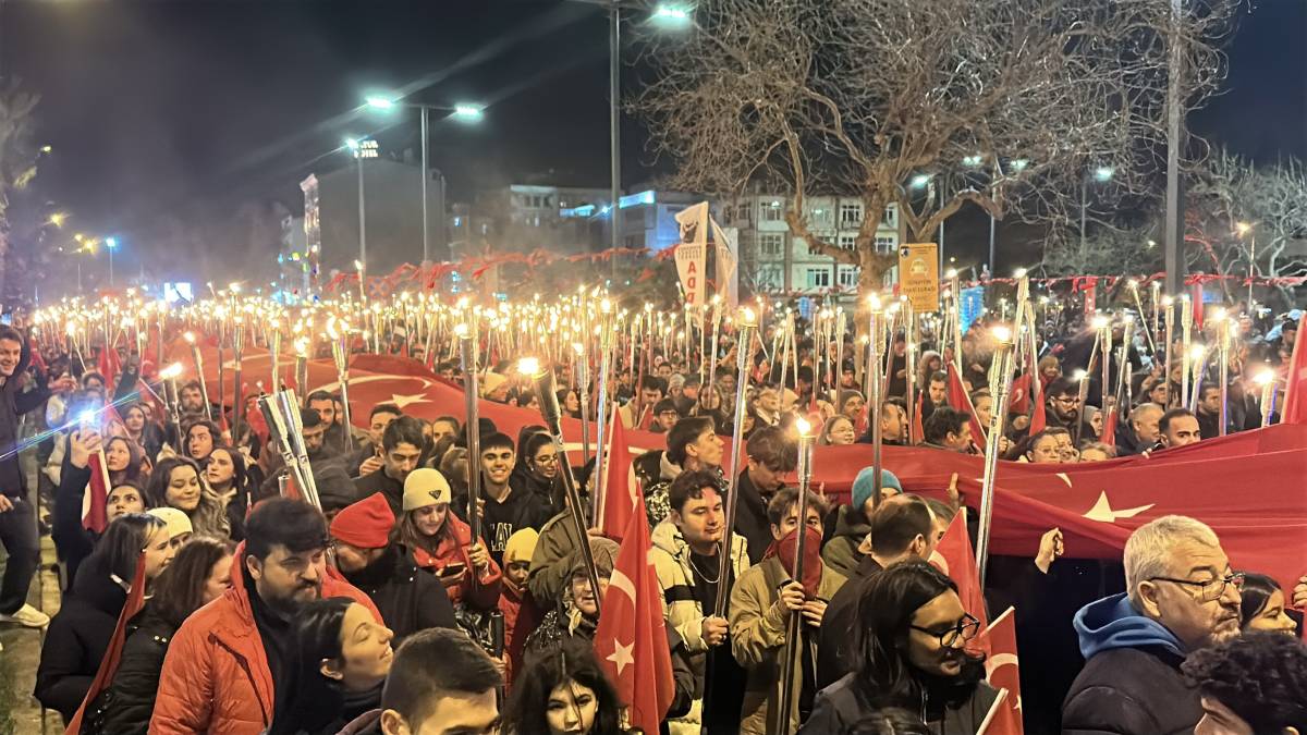 MEŞALELER ÇANAKKALE ŞEHİTLERİ İÇİN YANDI